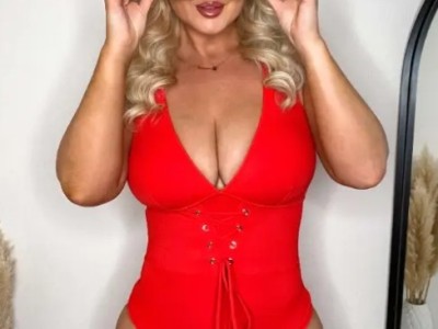 This tight swimsuit can show my figure very well, record it